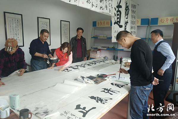 翰墨飄香聚鄰里，津南聚和園社區(qū)書法交流活動(dòng)促和諧